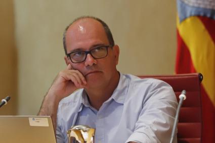 Simón Gornes, en el pleno del Consell de julio.