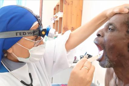 Una religiosa atiende a un paciente en el centro médico de Ushetu.