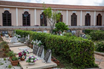 Los movimientos de la antigua gestora del cementerio no están claros. Los técnicos municipales advierten sospechas de trasmisiones irregulares