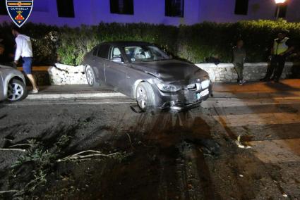 El vehículo causó desperfectos en el muro del complejo de apartamentos.