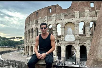 Mario Casas posando delante del Coliseo.