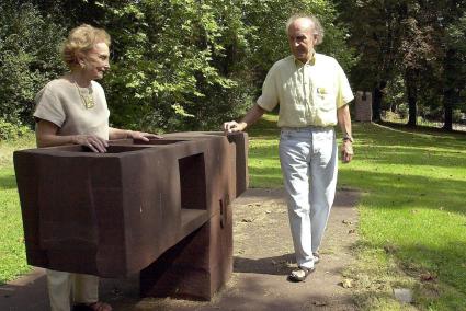 Pilar Belzunze y el escultor Eduardo Chillida, que falleció en agosto de 2002,ante la escultura «Gora-Bera».