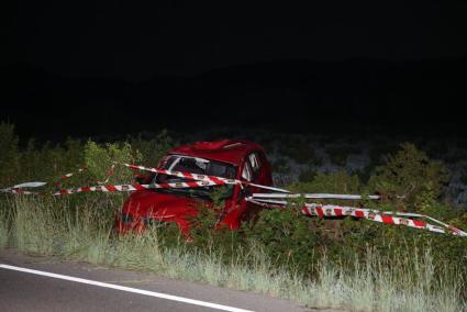 El coche, tras salir de la vía a la altura del kilómetro 6 de la carretera Maó - Fornells.