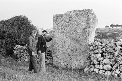 El professor de Cambridge David Trump i Mascaró Pasarius a la taula de Binicodrell Nou el 1978