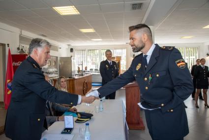 Condecoración y agradecimiento. El jefe de la Comisaría de Ciutadella, Plácido Martínez Royuela, condecoró al policía Roberto Álvarez Colado