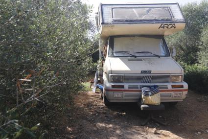 Una caravana, instalada en el parking de Calescoves, un espacio catalogado como zona ANEI