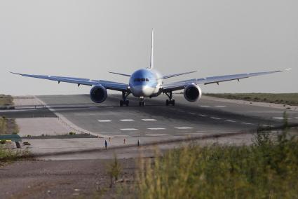 Avión del turoperador TUI a su llegada a la pista del Aeropuerto de Menorca