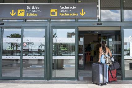 Los menorquines solo tendrán este invierno la opción de viajar sin escalas a seis destinos, por los nueve de la temporada baja del año pasado.