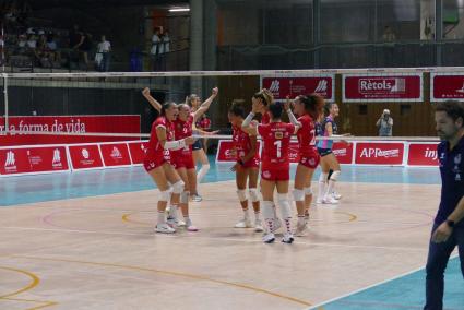 Efusiva celebración de las jugadoras del Avarca este pasado sábado en el Pavelló tras superar a base de trabajo al Haro Rioja.