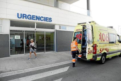 Los heridos fueron trasladados al Hospital Mateu Orfila en dos ambulancias del 061.