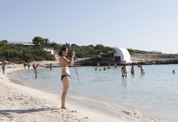 En Binibèquer, las agradables temperaturas, tanto de aire como del agua, invitaron a disfrutar de un buen día junto al mar