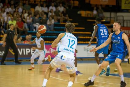 Diego Alderete busca a Clevin Hanah en el primer encuentro de esta temporada en casa del Hestia en la LEB Oro ante el Melilla.