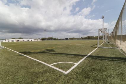 Panorámica del campo de césped artificial del Sporting de Mahón, contiguo al de hierba natural