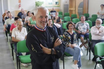 El chef François Bourgon posa frente al público asistente a la charla