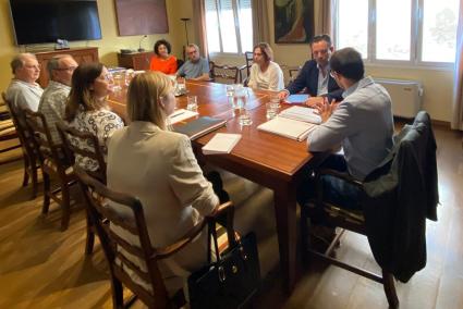 La reunión entre conseller, ayuntamiento y empresarios tuvo lugar en el ayuntamiento.