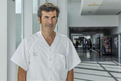 Bernardo Pax, en la entrada a las oficinas del equipo directivo del Área de Salud de Menorca.