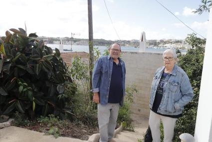 Antònia Mus y su marido, José Martín, posan al lado de la casita número 5. Es la que restauraron y mantuvieron durante 35 años. Es una de las tres casetes de vorera de La Solana que Autoridad Portuaria derribará.