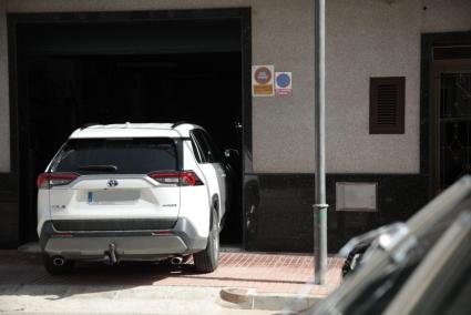 Un vehículo accede al interior de un garaje señalizado con la placa de vado, en Ciutadella.