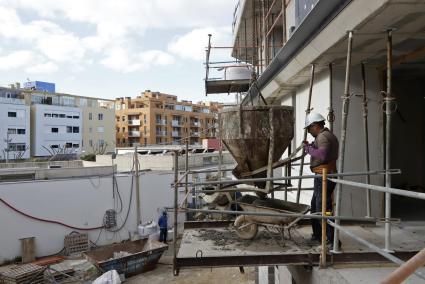 Un albañil trabaja en un edificio plurifamiliar de Maó