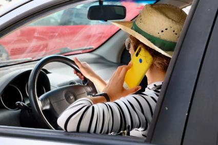 El 10 por ciento de los conductores utilizan el teléfono mientras están al volante.