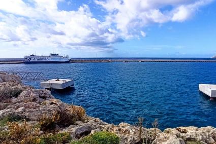 La imagen, a la que ha tenido acceso este diario, muestra cómo la pasarela que une los dos duques de alba del muelle de  levante ya no está