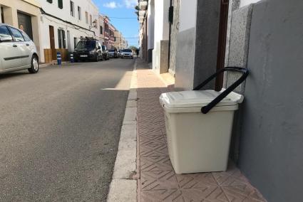 La presencia de cubos de basura sobre aceras estrechas de algunas calles preocupa a los vecinos de Sant Climent.