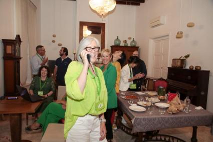 Maite de Medrano, en la sede de Vox en Menorca durante la noche de las elecciones autonómicas.