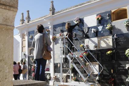 ls familiars de les persones enterrades als diferents cementeris de l’Illa (a la foto, el de Maó) es van afanyar perquè les tombes mostressin el seu millor aspecte i per gaudir d’una jornada de record i nostàlgia.