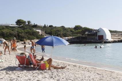 Muchos menorquines y visitantes han disfrutado este octubre las playas, como se aprecia en esta fotografía de Binibèquer captada en el puente del Pilar.