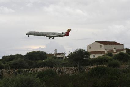 Imagen de archivo de un avión de Air Nostrum sobrevolando las proximidades de la pista del aeropuerto de Menorca