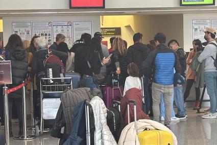 Los pasajeros afectados, en el mostrador de la compañía en la terminal del aeropuerto