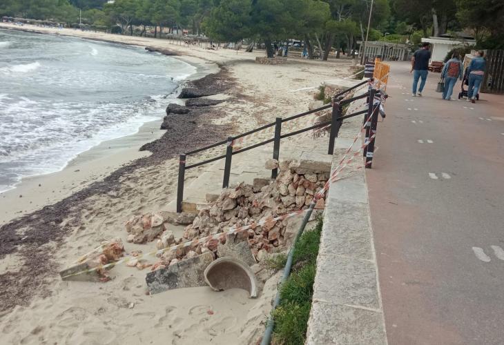 Zona acordonada y menos arena en Cala Galdana.