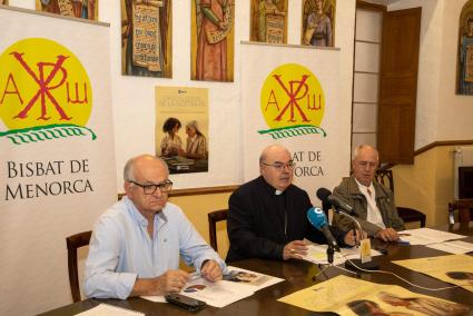 Antoni Fullana y Joan Mir comparecieron ante la prensa junto al obispo Gerard Villalonga.