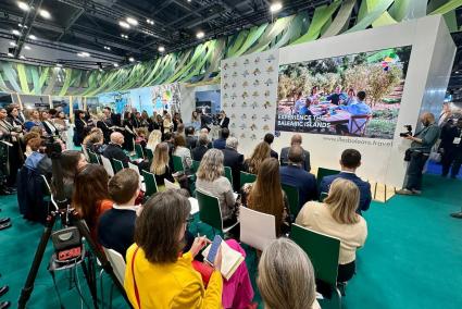 El estand de Balears en la WTM de Londres durante la intervención de la presidenta del Govern, Marga Prohens