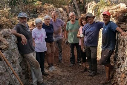 Los voluntarios. Son entre 20 y 25 los que constituyen el grupo, pero solo una docena ejecuta las labores de limpieza en el terreno para adecentar los senderos