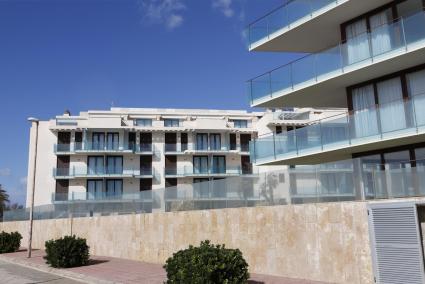 A día de hoy, el complejo turístico ha cerrado sus puertas, después de haber alojado clientes en sus apartamentos durante los meses de verano.