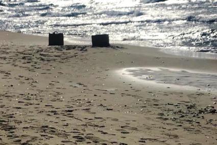 Dos fardos, este sábado en la playa de Son Bou.