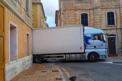 El conductor del camión ha tenido que hacer decenas de maniobras para entrar en la plaza de Es Born.