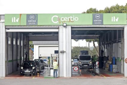 La concesionaria contacta con clientes para reprogramar citas atrasadas pero la situación no está normalizada. En la imagen, numerosos coches pasan la revisión ayer, en las instalaciones de la ITV en el polígono de Maó.