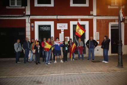 La concentración de este jueves solo reunió a unas quince personas frente a la sede del PSOE.