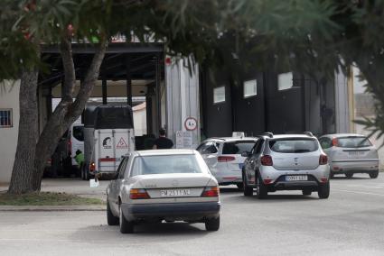 Varios turismos hacen cola para pasar la inspección técnica ayer, en la estación de Maó.