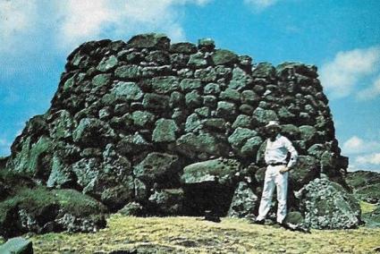 J. Mascaró Pasarius junto a una tupa, construcción similar a un talayot durante su viaje en 1975.