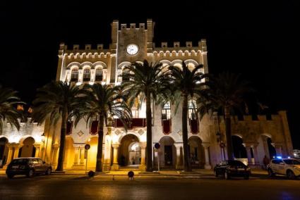 El edificio del Ayuntamento de Ciutadella cambiará su iluminación nocturna para apoyar causas sociales