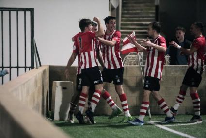 Sergi, Joan Torres y Simón celebran con Nasi Damedo el tanto que a la postre dio la victoria a su equipo