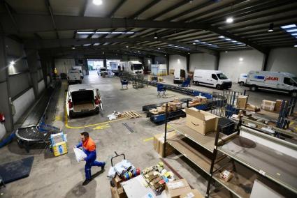 Las instalaciones del centro logístico de SEUR en el polígono industrial de Maó este jueves, prácticamente vacías.