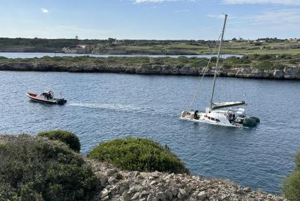 El catamarán remolcado hasta el interior del puerto de Maó