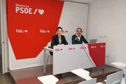 Pilar Carbonero y Josep Pastrana, este viernes en la sede del PSOE en Maó.