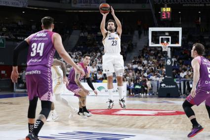 El jugador menorquín, lanzando desde los 6’75 en el último encuentro liguero de blanco. Foto: ACB