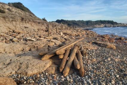 Los recientes temporales han causado importantes daños en la playa de Sant Tomàs.