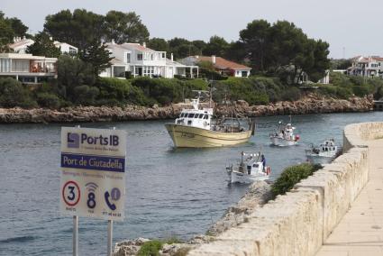 Barcas de pesca en la bocana del puerto de Ciutadella, en una imagen de archivo.